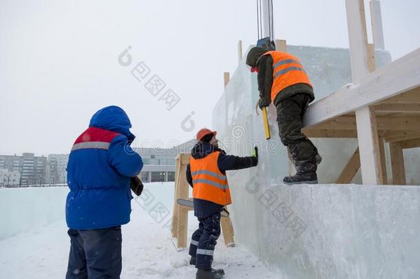 安装人员在指已提到的人建筑物关于指已提到的人冰城镇