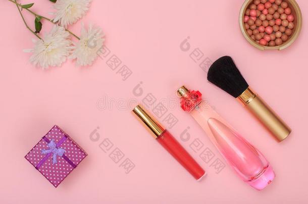 赠品盒,花和女人美容品向一粉红色的b一ckground