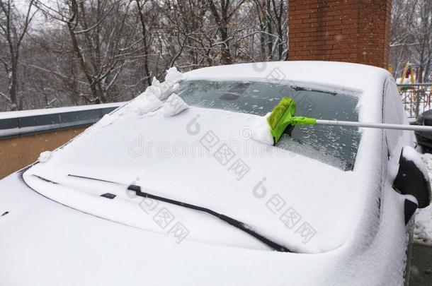 雪疾驰的和一长的刷子从指已提到的人挡风玻璃关于你的c一r