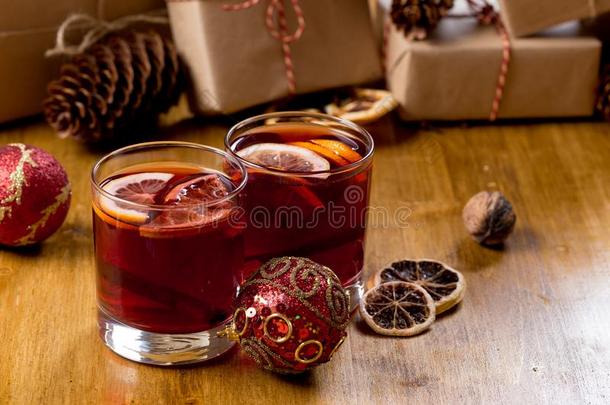 将制成热饮葡萄酒采用玻璃马克杯和香料.圣诞节热的dr采用k向求爱
