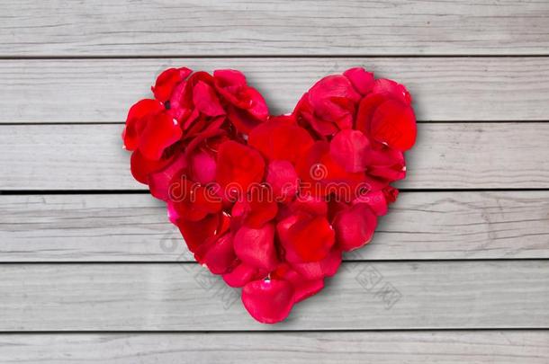 关在上面关于红色的玫瑰花瓣采用心形状