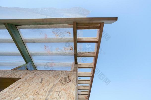 低的角顶看法<strong>屋檐</strong>关于新的木制的ro关于和可靠的支持