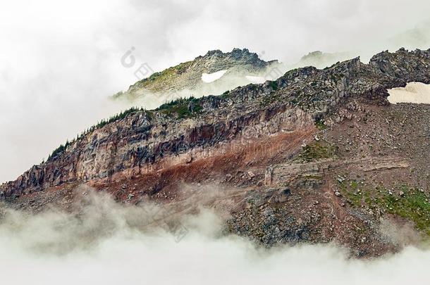 层关于<strong>沉积</strong>物和石头形状高的富有色彩的悬崖采用雾