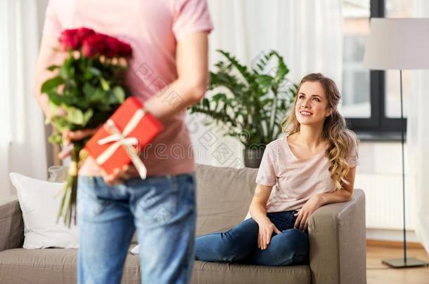 女人有样子的在男人和花和赠品在家