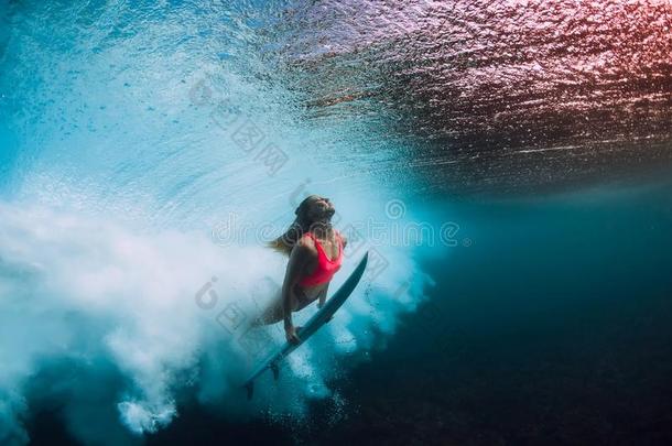 像运动家的冲浪运动员女人潜水在<strong>水中</strong>的和在下面桶<strong>波浪</strong>