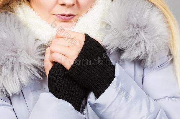 女人使人疲乏的<strong>冬暖</strong>和的毛皮的短上衣