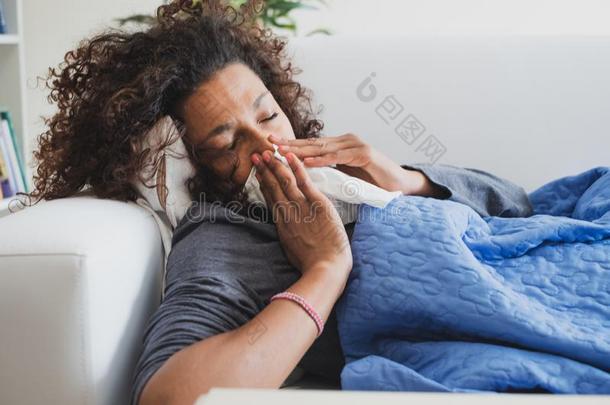 不好的女人说谎向指已提到的人活的房间沙发