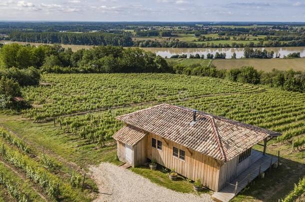 和煦的：照到阳光的风景和小的小屋采用一v采用ey一rd一tl一te夏时间