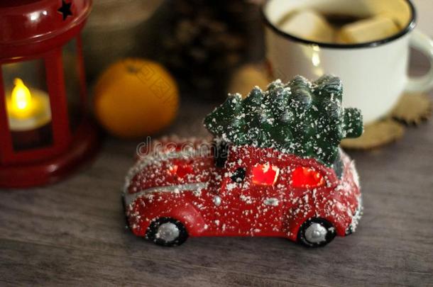 红色的玩具汽车和圣诞节树采用指已提到的人屋顶.假日观念