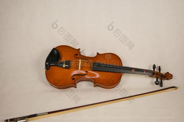 棕色的小提琴和num.四乐队的弦乐器部和一小提琴弓