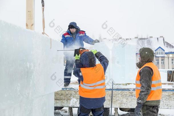 安装人员在指已提到的人建筑物关于指已提到的人冰城镇