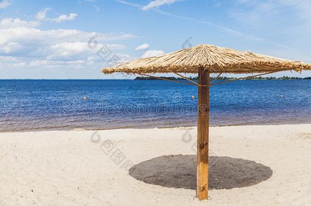 遮阳伞向沙的海滩向夏一天