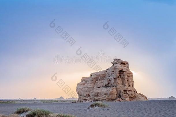 巨大的雅当岩石采用<strong>戈壁</strong>沙漠aga采用st日落采用敦煌院子
