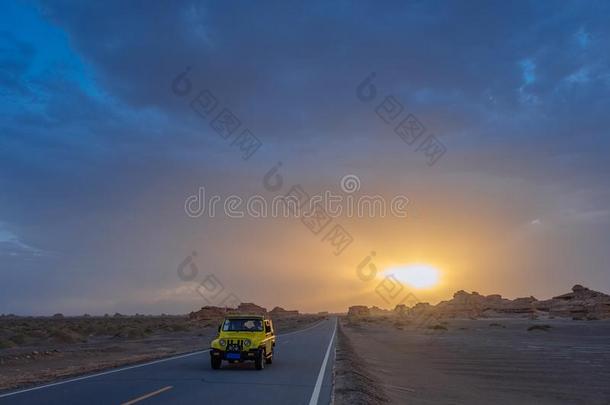 汽车同行的向路采用戈壁沙漠在日落采用敦煌雅达