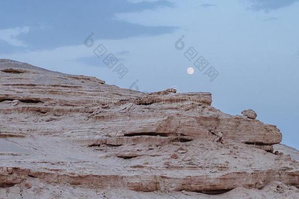 雅当岩石在下面月亮采用<strong>敦煌</strong>雅当国家的地质公园,英语字母表的第7个字母