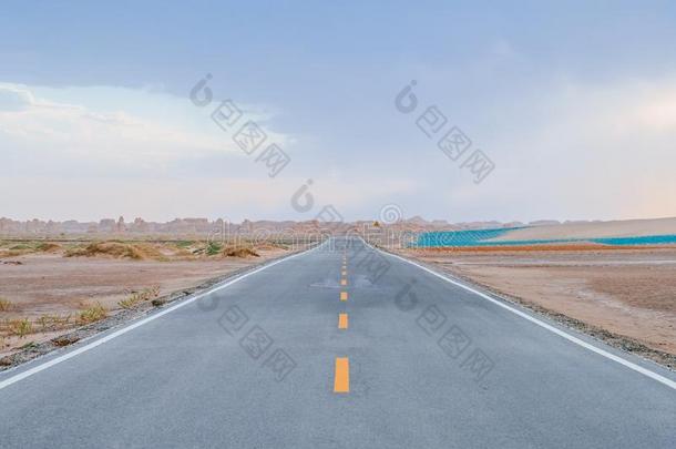 空的两个-小路路采用戈壁沙漠采用敦煌雅当国家的