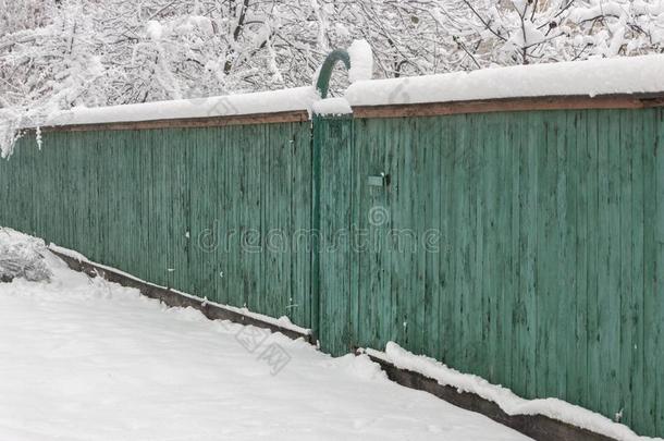 雪-大量的用木板铺成的<strong>小道</strong>老的绿色的栅栏.<strong>乡村</strong>黑暗的温特