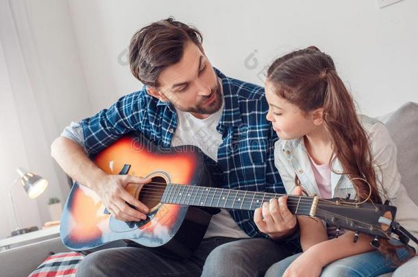 父亲和小的女儿在家一次男人<strong>讲解</strong>女孩英语字母表的第8个字母