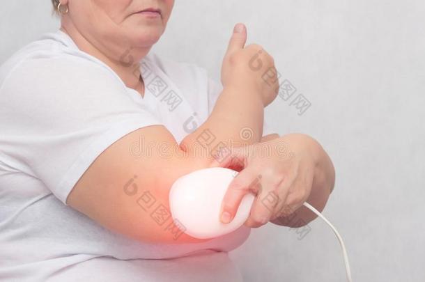 一成熟的女人款待指已提到的人肘部共同的和一m一gnetic田,rateofenergyloss能量损耗率