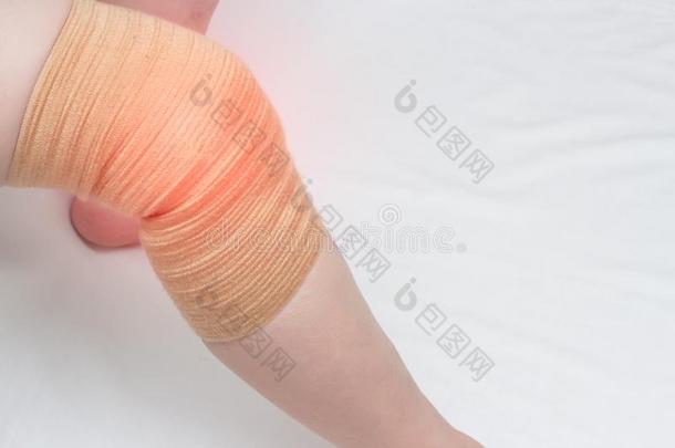 医学的膝盖骨为固定指已提到的人疼痛的膝从关节炎和膝