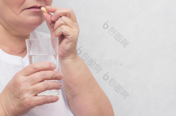 女人喝饮料钾碘化物碑和左旋甲状腺素钠,