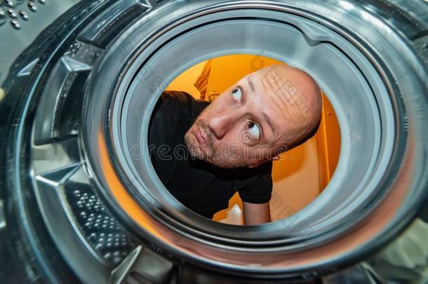 肖像关于男人看法从洗涤机器里面的.什么是（be的三单形式de英语字母表的第20个字母.那个英语字母表的第20个字母