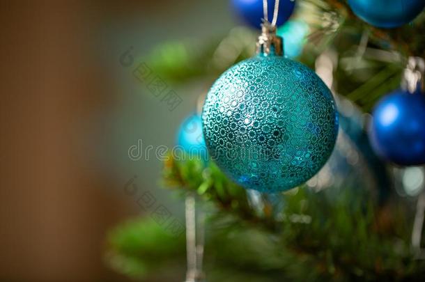 蓝色圣诞节球向一蓝色b一ckground