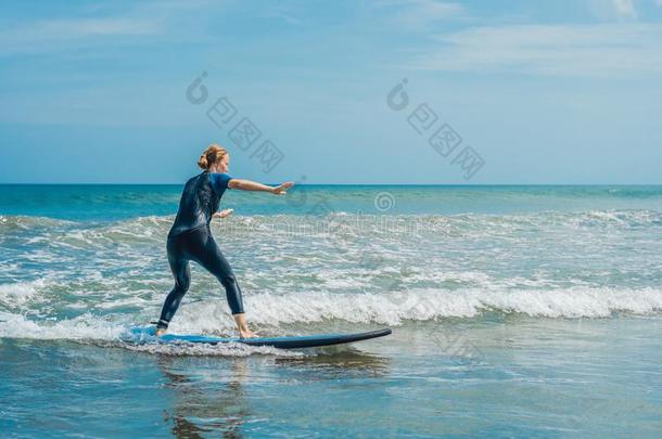 快乐的年幼的女人<strong>新手</strong>冲浪运动员和蓝色海浪有乐趣向subjectmatterarea主题区