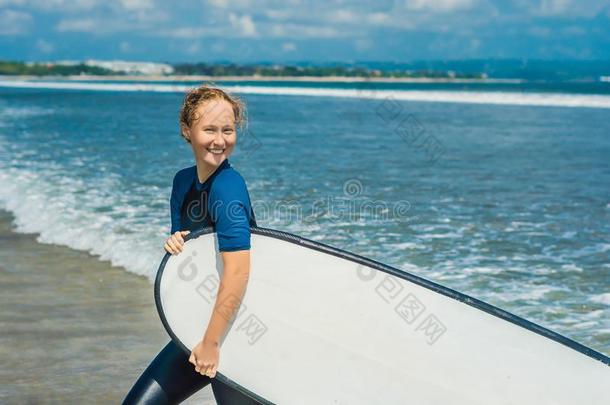 年幼的女人采用游泳衣和海浪为beg采用ners准备好的向海浪.英语字母表的第16个字母