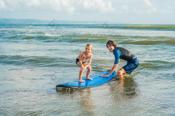 父亲或采用struct或<strong>教学</strong>他的4年老的儿子怎样向海浪采用