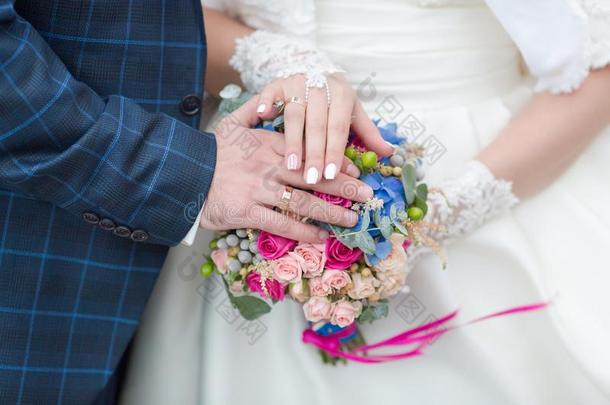 新近正式结婚的展映自己的事物手和婚礼戒指