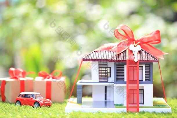 赠品新的家和真的财产观念,模型房屋和红色的利波