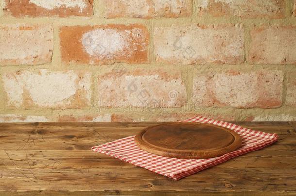 木制的意大利薄饼盘子向表和表cloth越过砖墙后面