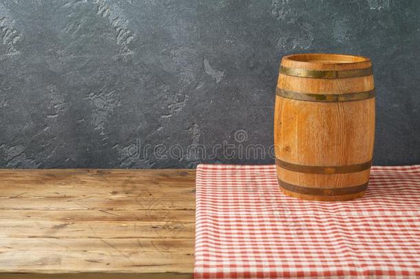 空的木制的表和葡萄酒桶和表cloth越过黑的warmair热空气