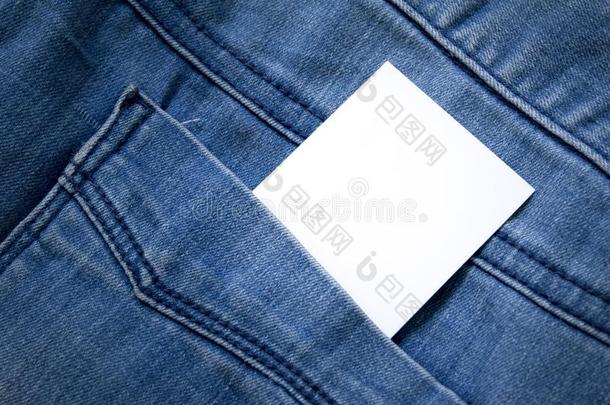 空白的白色的纸或卡片采用背口袋关于蓝色牛仔裤和复制品