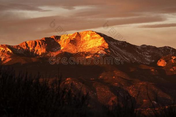 <strong>下雪的早晨</strong>山日出和染山霞-矛山峰