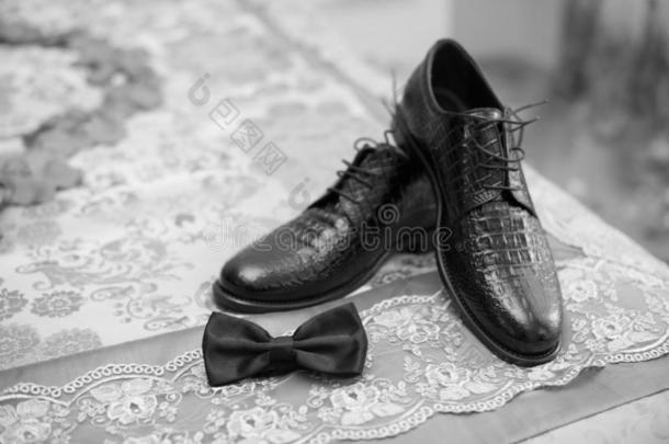 使整洁弓和鞋子,黑的鞋子,使整洁鞋子,结婚纪念日鞋子