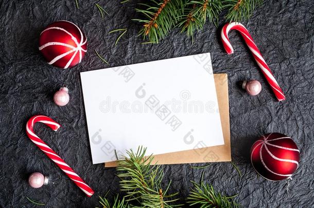 黑暗的圣诞节背景和圣诞节布置:冷杉树枝,向