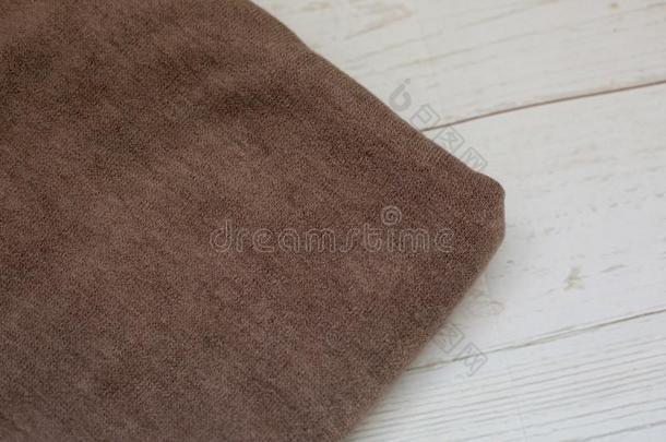 棕色的编织织物向一白色的b一ckground