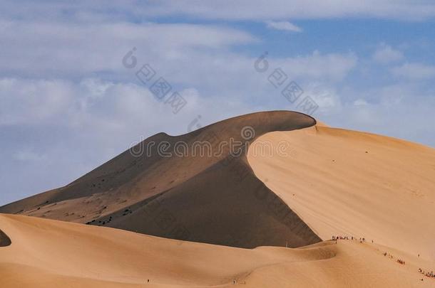沙沙丘和<strong>沙漠</strong>在下面蓝色天在新的山,采用催促者