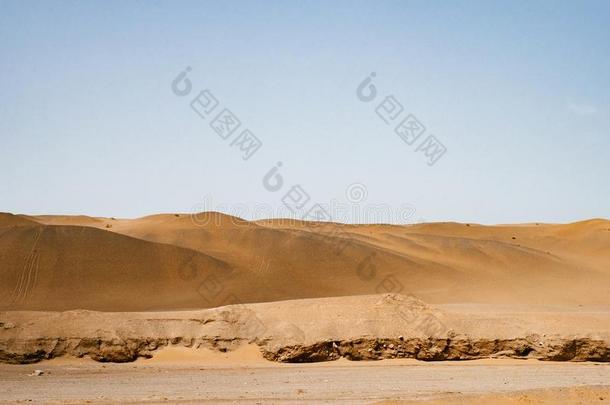 沙漠和小山在近处敦煌,甘肃,中国