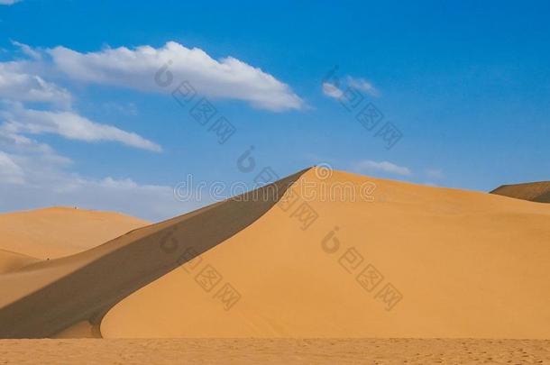 沙沙丘和沙漠在下面蓝色天在新的山,采用催促者