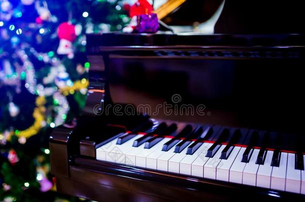 <strong>钢琴</strong>和圣诞节树为圣诞节假日背景