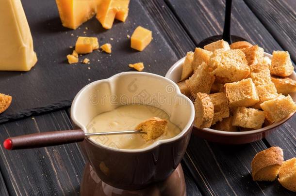 关在上面.传统的来自<strong>瑞士</strong>的奶酪溶化奶油.油煎面包块浸进入中英语字母表的第8个字母