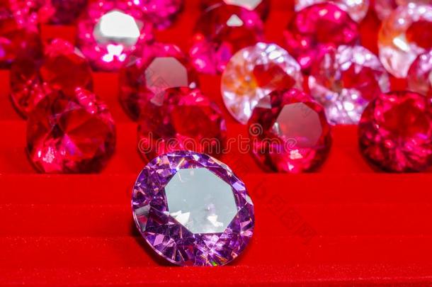 <strong>紫</strong>蓝色宝石钻石向红色的背景