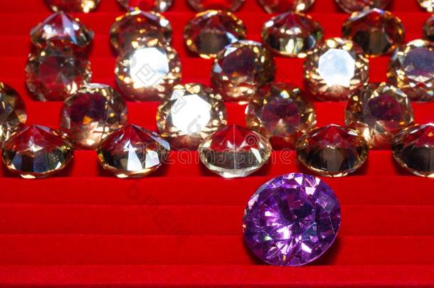 <strong>紫</strong>蓝色宝石钻石向红色的背景