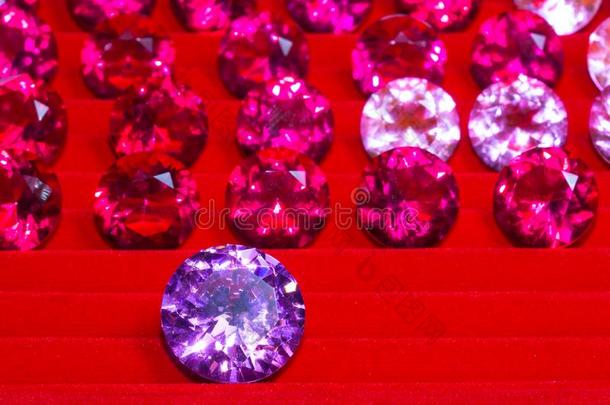 紫蓝色宝石钻石向红色的背景