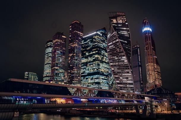 莫斯科城市夜看法和摩天大楼和一未来的桥