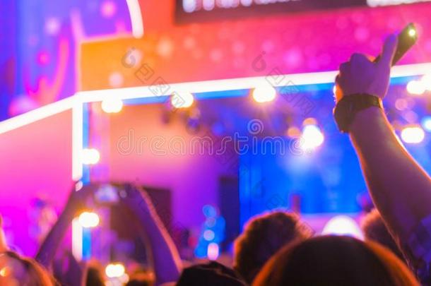 人为举行社交聚会在夜电子的音乐音乐会