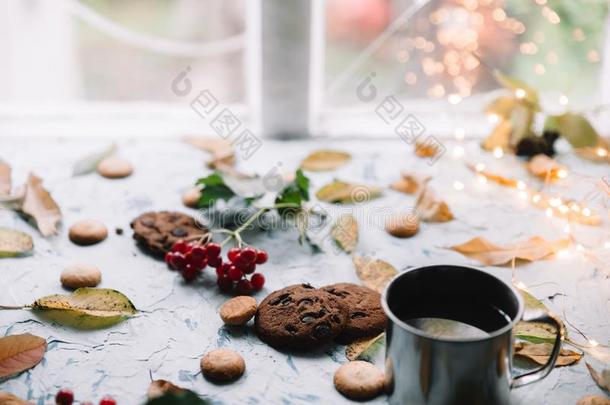杯子和茶水在近处指已提到的人窗和秋树叶和甜饼干
